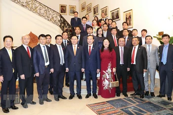 Chủ tịch Quốc hội Vương Đình Huệ với cán bộ Đại sứ quán Việt Nam tại Bỉ.