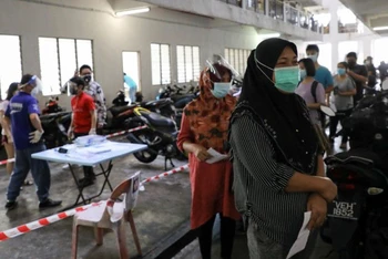 Người dân chờ xét nghiệm Covid-19 tại Seri Kembangan, Malaysia, ngày 12/7/2021. (Ảnh: Reuters)