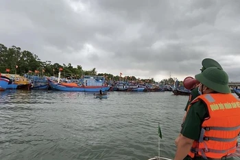Bộ đội Biên phòng Quảng Ngãi kêu gọi, hướng dẫn tàu thuyền vào bờ neo đậu tránh bão số 5.