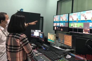 Lãnh đạo Sở Giáo dục và Đào tạo tỉnh Đồng Nai kiểm tra việc phối hợp ghi hình phục vụ việc học qua truyền hình.