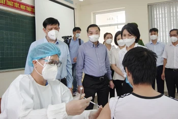 Chủ tịch UBND TP Hà Nội Chu Ngọc Anh và Bộ trưởng Y tế Nguyễn Thanh Long kiểm tra công tác tiêm vaccine phòng Covid-19 tại phường Phúc Lợi, quận Long Biên (Hà Nội).