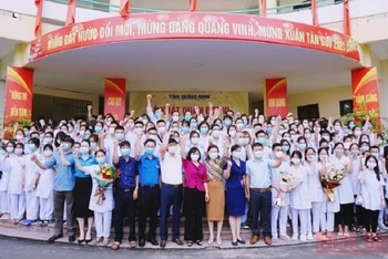 Đoàn cán bộ, nhân viên y tế Quảng Ninh lên đường tham gia chống dịch tại Hà Nội.