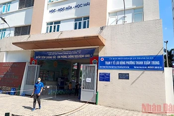 Trạm y tế lưu động tại trường Tiểu học Thanh Xuân Trung, quận Thanh Xuân, Hà Nội.