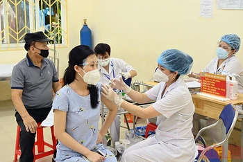Tiêm vaccine Covid-19 cho người dân phường Quốc Tử Giám, quận Đống Đa. (Ảnh: DUY LINH)