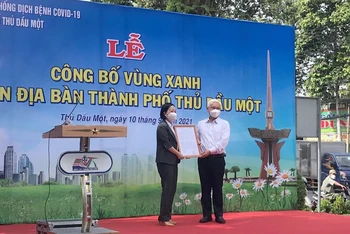 Bí thư Tỉnh ủy Bình Dương Nguyễn Văn Lợi trao Quyết định công bố “vùng xanh” trên địa bàn TP Thủ Dầu Một. 