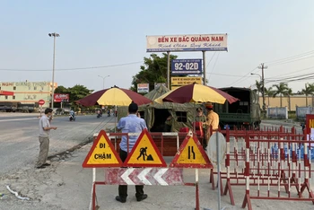 Thị xã Điện Bàn tăng cường kiểm soát người và phương tiện ra, vào địa phương.