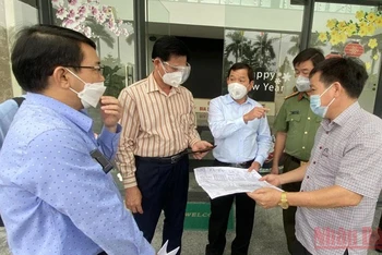 Chủ tịch UBND tỉnh Quảng Ngãi Đặng Văn Minh (thứ 3 từ trái sang) kiểm tra công tác phòng, chống dịch tại khu công nghiệp Quảng Phú.