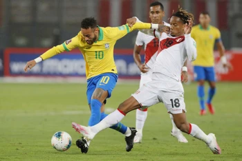 Neymar đi bóng trước sự truy cản của cầu thủ Peru. (Ảnh: FIFA)
