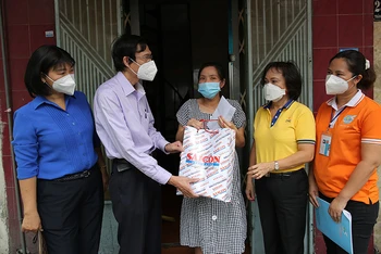 Thăm hỏi, động viên và trao quà cho một thai phụ khó khăn tại Quận 3, TP Hồ Chí Minh.