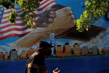 Bức tranh tưởng niệm nạn nhân của sự kiện 11/9 tại thành phố New York, Mỹ. (Ảnh: Reuters)