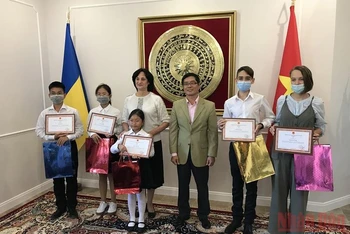 Đại sứ Nguyễn Hồng Thạch trao giấy khen tặng các học sinh.