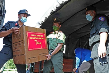 Các chiến sĩ trẻ tình nguyện của lực lượng Công an TP Hà Nội và tỉnh Lào Cai vận chuyển trang thiết bị y tế, nhu yếu phẩm hỗ trợ Thủ đô chống dịch.