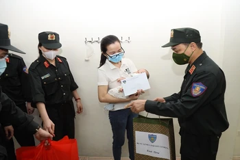 Trung tướng Phạm Quốc Cương thăm hỏi, tặng quà chị Lê Thị Bình - vợ của Trung uý Nguyễn Văn Nghĩa, cán bộ Đại đội 5, Trung đoàn Cảnh sát bảo vệ mục tiêu cơ quan đại diện Ngoại giao.