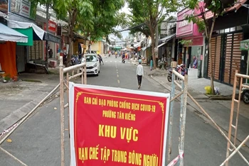 Mặc dù đầu đường Mai Văn Vĩnh (phường Tân Kiểng, quận 7) chính quyền địa phương rào chắn, để bảng “hạn chế tập trung đông người” nhưng bên trong người dân đi lại thoải mái, tự do trong thời gian giãn cách xã hội.