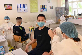 Nhân viên y tế tỉnh Bắc Giang tiêm vaccine Covid-19 cho người dân tại phường Gia Thụy, quận Long Biên (Hà Nội). (Ảnh: Duy Linh)