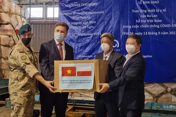 Đại diện của Chính phủ Ba Lan trao lô trang thiết bị và vật tư y tế cho đại diện các bộ, ngành và địa phương Việt Nam tại Cảng hàng không quốc tế Tân Sơn Nhất.