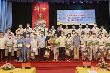 Lãnh đạo tỉnh Tuyên Quang tặng quà động viên đoàn công tác.