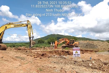 Tổng công ty Truyền tải điện quốc gia (EVNNPT) triển khai thi công đào móng vị trí 213 thuộc Đường dây 500kV Vân Phong - Vĩnh Tân. (Ảnh: MAI PHƯƠNG)