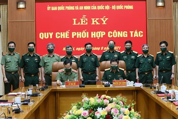 Đại tướng Phan Văn Giang, Bộ trưởng Quốc phòng và Thượng tướng Trần Quang Phương, Phó Chủ tịch Quốc hội, chứng kiến Lễ ký Quy chế phối hợp công tác giữa Ủy ban Quốc phòng và An ninh của Quốc hội và Bộ Quốc phòng. (Ảnh: Trần Minh Tuấn)