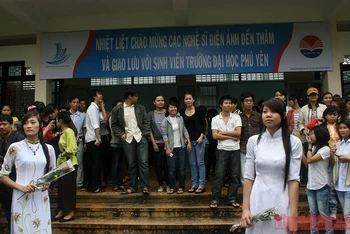 Sinh viên chờ đón các nghệ sĩ đến giao lưu tại LHP Việt Nam lần thứ 17 diễn ra ở Phú Yên.