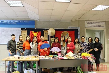 Giới thiệu ẩm thực và đồ lưu niệm Việt Nam tại Đại học tổng hợp Hữu nghị các dân tộc Nga, Moscow, LB Nga. (Ảnh: NAM ĐÔNG)