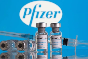 Hiện chỉ có vaccine của hãng Pfizer đã có thử nghiệm lâm sàng ở người từ 12-18 tuổi. (Ảnh: Reuters)
