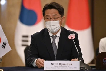 Đại diện đặc biệt của Hàn Quốc về hòa bình, an ninh trên bán đảo Triều Tiên Noh Kyu-duk trong cuộc gặp 3 bên với các đại diện của Mỹ và Nhật Bản tại Seoul (Hàn Quốc), ngày 21/6/2021. (Ảnh: Reuters)