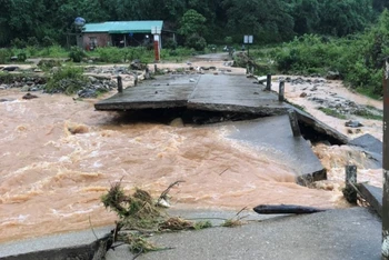 Cầu liên thôn từ Kạch Nhỏ qua Năng nhỏ 2, xã Đăk Sao, huyện Tu Mơ Rông, bị sập do bão số 5.