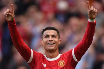 Cristiano Ronaldo tỏa sáng với cú đúp ngay trận ra mắt MU.