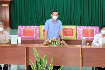 Đồng chí Nguyễn Văn Nên (giữa) làm việc với Ban Thường vụ Huyện uỷ huyện Cần Giờ.
