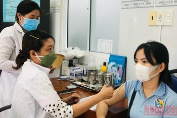 Trung tâm Kiểm soát Bệnh tật tỉnh Bạc Liêu đẩy nhanh tiêm vaccine phòng Covid-19 cho người dân. (Ảnh: Trọng Duy)