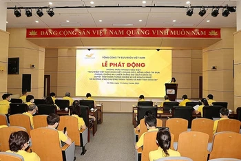 Bưu điện Việt Nam công bố ủng hộ 10.000 thiết bị thông minh cho chương trình ''Sóng và máy tính cho em''. (Ảnh: kinhtedothi.vn) 