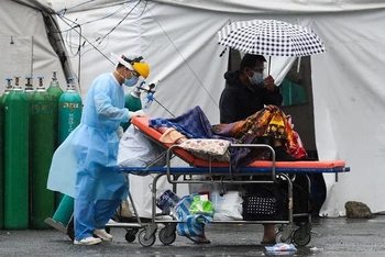 Chuyển bệnh nhân nghi mắc Covid-19 đến Bệnh viện Sta. Ana, Manila, Philippines, ngày 8/9/2021. (Ảnh: Reuters)