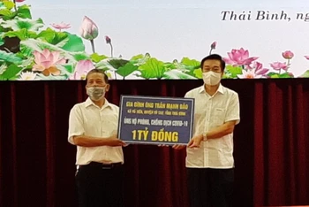 Ông Trần Mạnh Đảo trao 1 tỷ đồng cho tỉnh Thái Bình.