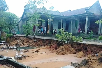 Mưa lớn gây sạt lở đất, uy hiếp giao thông và nhà dân ở huyện Hải Lăng.