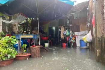 Nước mưa làm ngập hàng chục hộ dân khu vực tổ 26,27 phường Thanh Khê Tây.