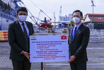 Ấn Độ trao tặng Việt Nam 300 máy tạo oxy và 100 tấn oxy y tế. Ảnh: BỘ NGOẠI GIAO