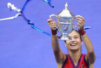 Emma Raducanu đoạt Cúp vô địch đơn nữ tại US Open 2021 ở New York (Mỹ), ngày 11/9/2021. (Ảnh: AFP/TTXVN)