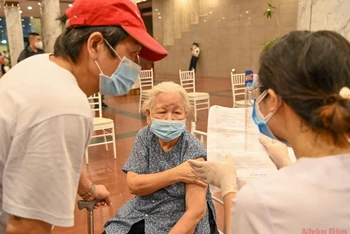 Tiêm vaccine cho người dân quận Hoàn Kiếm tại Cung văn hoá hữu nghị Việt Xô. Ảnh: Duy Linh.