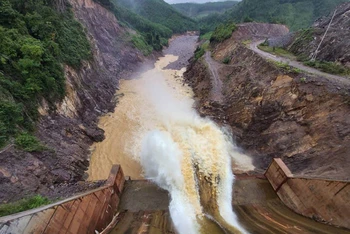 Hồ thủy điện Thượng Nhật (huyện Nam Đông, tỉnh Thừa Thiên Huế) điều tiết xả nước về hạ du từ 50 - 700 m3/giây.