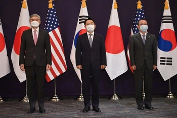 Ông Sung Kim (bên trái), ông Noh Kyu-duk (giữa) và ông Takehiro Funakoshi tham gia cuộc họp 3 bên tại Hàn Quốc, tháng 6/2021. (Ảnh: Reuters)