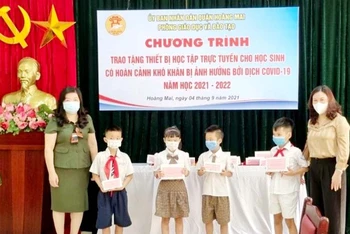 Phòng Giáo dục quận Hoàng Mai, Hà Nội trao thiết bị học tập trực tuyến cho học sinh bước vào năm học 2021-2022.