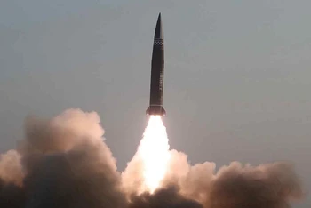 Một tên lửa đạn đạo chiến thuật kiểu mới của Triều Tiên được phóng thử ngày 25/3/2021, KCNA đưa tin. (Ảnh: Reuters)