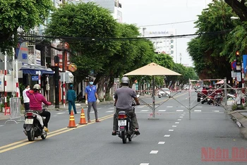 Một chốt kiểm soát giấy đi đường của người tham gia giao thông trên đường Nguyễn Trung Trực, TP Rạch Giá, ngày 12/9. (Ảnh: VIỆT TIẾN).