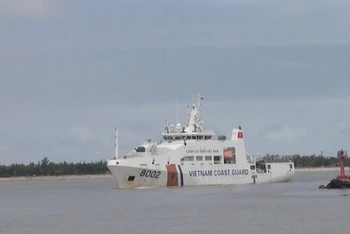 Tàu Cảnh sát biển 8002 đưa 18 ngư dân vào đất liền.
