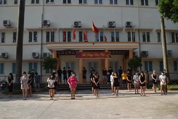 Các đối tượng tổ chức, hát karaoke vi phạm quy định về phòng, chống dịch Covid-19 của tỉnh Hưng Yên.