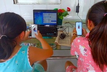 Học sinh lớp 6, lớp 7 ở Vĩnh Long thích thú với học online. (Ảnh: BÁ DŨNG)