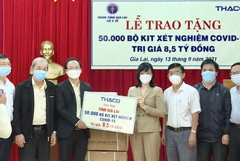 Bà Nguyễn Thị Thanh Lịch (phải) Phó Chủ tịch UBND tỉnh tiếp nhận quà tặng từ THACO.