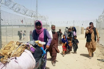 Người Afghanistan tìm đường sang Pakistan qua cửa khẩu Hữu nghị ở thị trấn Chaman trên biên giới Pakistan-Afghanistan, ngày 6/9/2021. (Ảnh: Reuters)