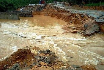 Cầu Huỳnh Lồ nằm trên Tỉnh lộ 17 qua thôn Huỳnh Liên, xã Phong Mỹ, huyện Phong Điền (Thừa Thiên Huế) bị sạt lở do ảnh hưởng của bão số 5.